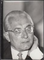 Passuth László (1900-1979) író, műfordító portréja, hátulján feliratozva, 12×9 cm