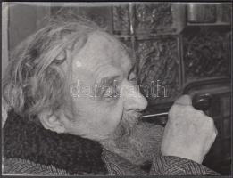 Dutka Ákos (1881-1972) költő, újságíró portréja, hátulján feliratozva, 12×9 cm