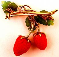 Arany (Au.) 18K szamócás melltű, kézzel készített féldrágakövekből, jelzett (750), 3,5×3,5 cm bruttó...