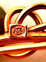 Arany (Au.) 18K szamócás melltű, kézzel készített féldrágakövekből, jelzett (750), 3,5×3,5 cm bruttó...