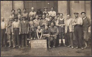 1931-1932 a Pick Ede utóda redőny és vasszerkezeti gyára munkásai, csoportkép, 14×8,5 cm