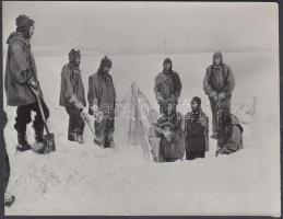 cca 1900-1912 Robert Falcon Scott antarktiszi felfedezőútján, sajtófotó, hátulján feliratozva, 12×9 cm