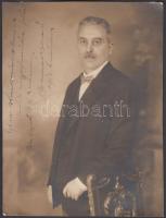 1931 Rumbach Dezső székesfővárosi tanácsos üdvözlő sorai és aláírása az őt ábrázoló fényképen