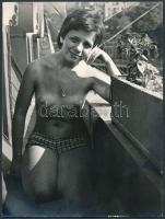 Félmeztelen napozó hölgy, 2 db finoman erotikus fotó, 24×18 cm