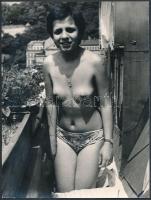 Félmeztelen napozó hölgy, 2 db finoman erotikus fotó, 24×18 cm