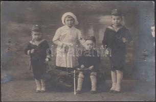 cca 1914-1918 Katonának ill. ápolónak öltözött gyerekek, 14×9 cm