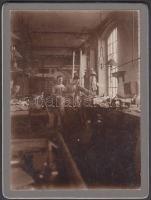 cca 1890 esztergályos férfiak műhelyben, munka közben, 11×8 cm
