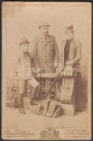 Magyar család karlsbadi fotóműhelyben készült fényképe, hátulján feliratozva, 16,5×11 cm