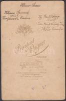 Magyar család karlsbadi fotóműhelyben készült fényképe, hátulján feliratozva, 16,5×11 cm