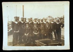 cca 1916 Osztrák-magyar matrózok, kapitányok csoportképe, 12×9 cm