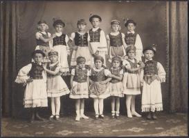 cca 1910-1920 Gyerekek népviseletben, műtermi fotó, 20x14 cm