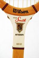 Régi teniszütő, fa tartóban, h: 68,5 cm