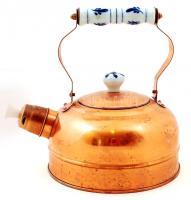 Porcelán fogantyúkkal ellátott rezezett fémüst, d: 18 cm