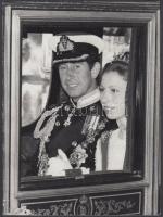 cca 1970 Károly walesi herceg és Anna brit királyi hercegnő, sajtófotó, hátoldalon feliratozva, 15x20 cm