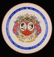 Károly herceg és Diana esküvője alkalmából készült Wedgwood porcelán tányér, jelzett, matricás, apró lekopásokkal, d: 20,5 cm