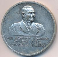 NDK DN "Veb Mansfeld Kombinat - Wilhelm Pieck - Lutherstadt Eisleben / A barátság lángja" fém emlékérem (40mm) T:2- GDR ND "Veb Mansfeld Kombinat - Wilhelm Pieck - Lutherstadt Eisleben / Flamme der Freundschaft" metal commemorative coin (40mm) C:VF
