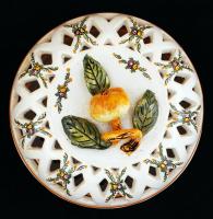 Virágmintás áttört porcelán bonbonier, jelzett, apró kopásnyomokkal, d: 11 cm