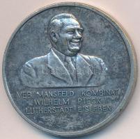 NDK DN "Veb Mansfeld Kombinat - Wilhelm Pieck - Lutherstadt Eisleben / A Mansfeld Kombinát kitüntetése " fém emlékérem (40mm) T:2- GDR ND "Veb Mansfeld Kombinat - Wilhelm Pieck - Lutherstadt Eisleben / Ehrenzeichen des Mansfeld Kombinates" metal commemorative coin (40mm) C:VF
