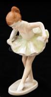 Hollóházi porcelán táncoló kislány, jelzett, kézzel festett, apró kopásnyomokkal, m: 13 cm