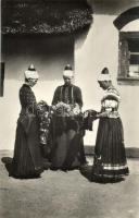 16 db régi, magyar népviseletes képeslap / 16 Hungarian folklore postcards (pre-1945)