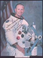 Gerald Paul Carr Egyesült Államok Tengerészetének nyugalmazott ezredese, valamint a Skylab 4 parancsnoka. - - eredeti aláírása az őt ábrázoló fotón, valamint az általa küldött kísérő levélen. 24x18cm / Original autograph of astronaut