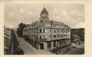 32 db háború előtti, túlnyomórészt magyar városképes lap; tartalmas, szép tétel / 32 mainly pre-1945 Hungarian postcards