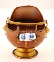 Oroszlánfejekkel díszített réz kiöntő, porcelán fogantyúval, m: 14 cm