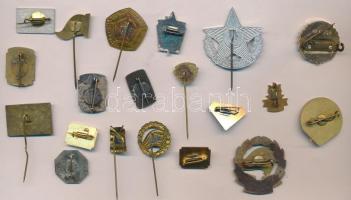 ~1960-1970. 20xklf Úttörőkkel kapcsolatos jelvény és kitűző, közte "A Magyar Népköztársaság kis...