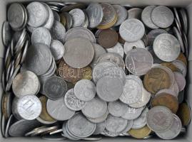 Vegyes magyar és külföldi fémpénz tétel 1Kg-os súlyban T:vegyes