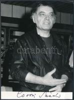 Csoóri Sándor (1930-) kétszeres Kossuth-díjas magyar költő, esszéíró, prózaíró, politikus, a Digitális Irodalmi Akadémia alapító tagja. Aláírás az őt ábrázoló fotón. Fotó Karai S., Költészet Napja.17,5x13cm