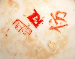 Jelzett japán fedeles váza, kézzel festett, sérült, m:37 cm