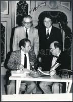 Szenes Iván (1924-2010) EMeRTon-díjas magyar író, dalszövegíró, dramaturg, zeneszerző, érdemes művész. Statisztikák és az Artisjus 2000-es kimutatása szerint Magyarország legtöbbet játszott szerzője.  - - aláírása az őt ábrázoló fényképen. Fotó Karai s., Vidám Színpad. 18x13cm