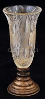 Csiszolt üvegváza fém talppal, metszett, apró csorbával, m: 15,5 cm