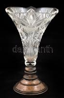 Csiszolt üvegváza fém talppal, metszett, apró csorbával, m: 19 cm
