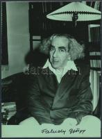 Faludy György (1910-2006) Kossuth-díjas magyar költő, műfordító, író. - - aláírása az őt ábrázoló fényképen (Karai S.). 18x13cm
