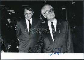 Szász Endre (1926- 2003) Munkácsy Mihály-díjas magyar festő, grafikus, látványtervező grafikus, porcelánfestő. - - aláírása az őt ábrázoló fényképen. 13x18cm