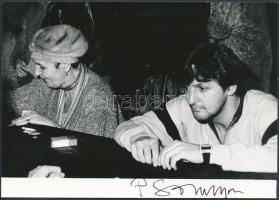 Psota Irén (1929-) a Nemzet Színésze címmel kitüntetett, kétszeres Kossuth-díjas és kétszeres Jászai Mari-díjas színművésznő, érdemes és kiváló művész, a Halhatatlanok Társulatának örökös tagja.  - - aláírása az őt ábrázoló fényképen.Fotó Karai S., Madách Színház, dr. Herz dedikálás. 13x18cm