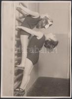 1931 Manninger: Két gyermek bordásfalon, a Szentpál mozgásművészeti iskola növendékei, feliratozva, az iskola archívumából, 11x8 cm