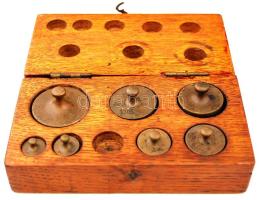 Hiányos súlykészlet, eredeti fa tokjában, 17×8 cm