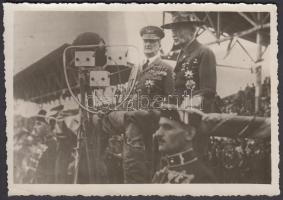 1933 Gödöllő, Horhy Miklós és Baden-Powell a gödöllői jamboree díszemelvényén, hátoldalon feliratozott fotó, 13x9 cm