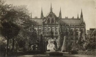 Budapest V. Országház, déli homlokzat, Andrássy szobor