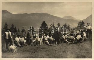 Tátra, bárányt fejő pásztorok, vadászok / shepherds milking the sheeps, hunters