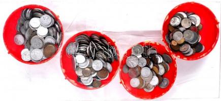 Vegyes magyar és külföldi fémpénz tétel kb. 0,5kg-os súlyban, üveglapra ragasztott malacperselyekben...