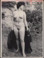 cca 1960-1970 Kabáttal, erotikus fotó, tetején piros foltokkal, 18x24 cm /
cca 1960-1970 Erotic phot...