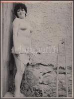 cca 1960-1970 Falhoz állítva, erotikus fotó, tetején piros foltokkal, 18x24 cm /
cca 1960-1970 Eroti...