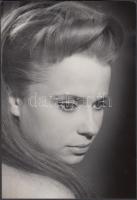 cca 1960-1970 Lussa Vince (1924-2006): Esztergályos Cecília Jászai Mari-díjas színésznő fiatalon, pecséttel jelzett fotó, feliratozva, 15x22 cm