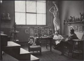 1971 Pátzay Pál(1896-1979) Kossuth-díjas magyar szobrászművész műtermében, hátoldalon feliratozva, 18x13 cm