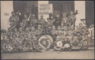 cca 1917-1918 Kispest, Magyar Kefe-, Kosár és Seprőgyár R.T. Hadiárvák Zenekara csoportkép, fotólap, 14x9 cm