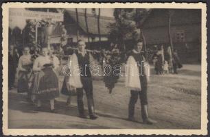 cca 1930 Tokaj, Szüreti felvonulás, fotólap, 13x9 cm