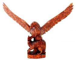 Maksymets Viktor: Farkasra támadó sasmadár kézzel faragott szobor, levehető szárnyakkal, pácolt hársfa, jelzett, 75×63,5×12 cm